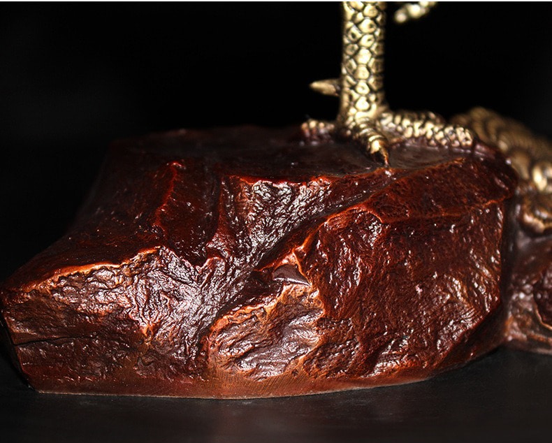 gà là con vật thuộc hành Kim, phù hợp khi bài trí ở hướng Tây của căn phòng