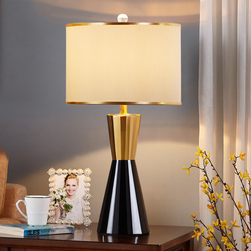 Đèn bàn trang trí nội thất