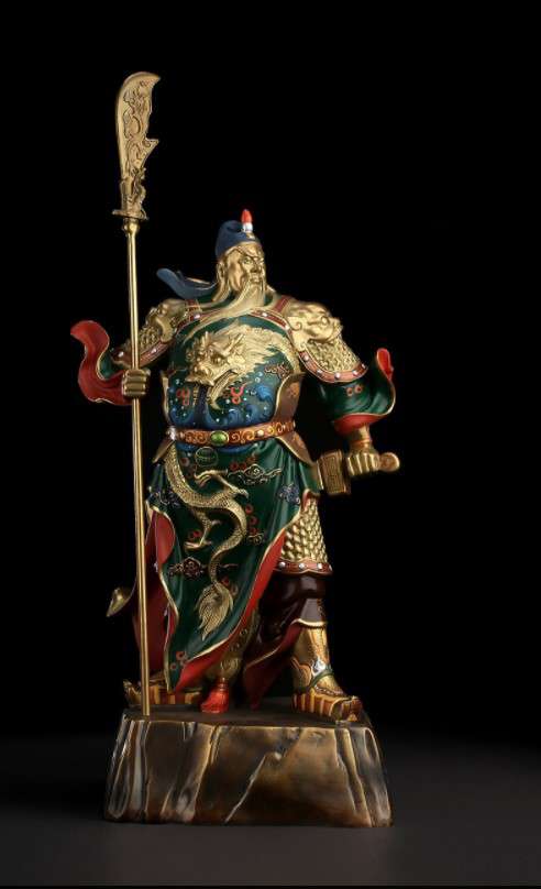 Dân buôn bán thường xuyên thờ cúng mẫu tượng Quan Công đọc sách để cầu may