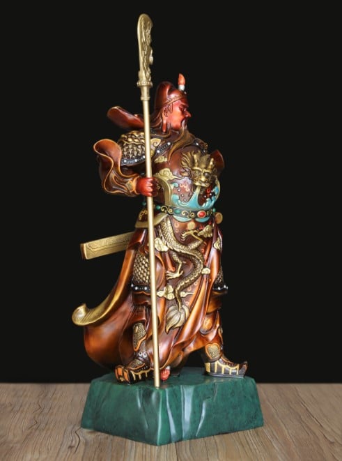 Dân buôn bán thường xuyên thờ cúng mẫu tượng Quan Công đọc sách để cầu may