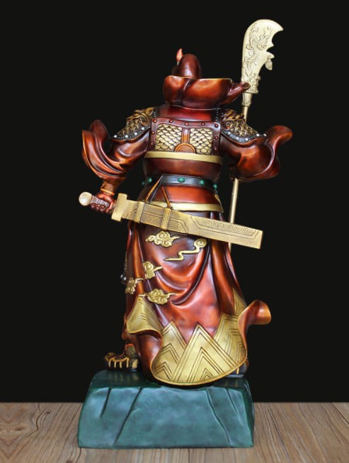 Dân buôn bán thường xuyên thờ cúng mẫu tượng Quan Công đọc sách để cầu may