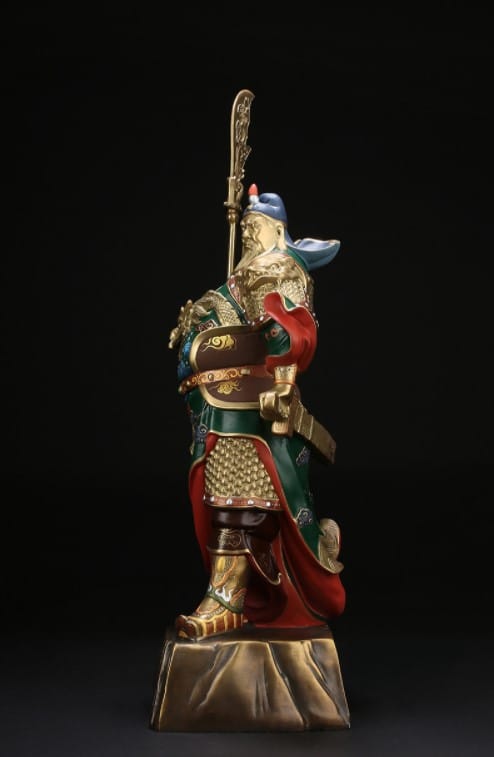 Dân buôn bán thường xuyên thờ cúng mẫu tượng Quan Công đọc sách để cầu may