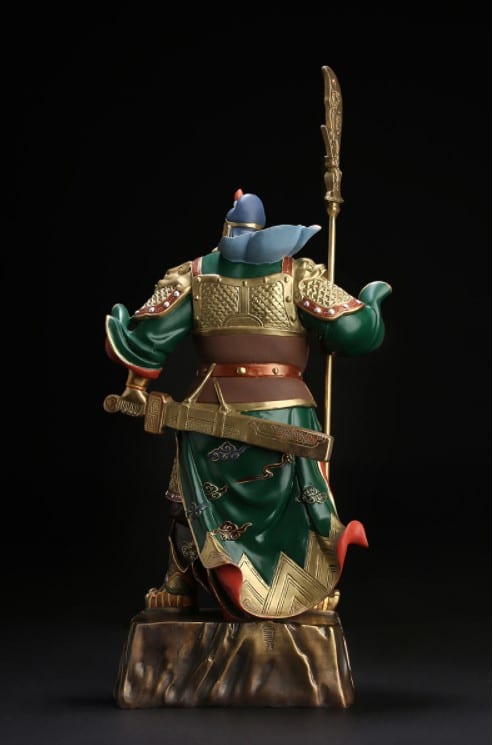 Dân buôn bán thường xuyên thờ cúng mẫu tượng Quan Công đọc sách để cầu may