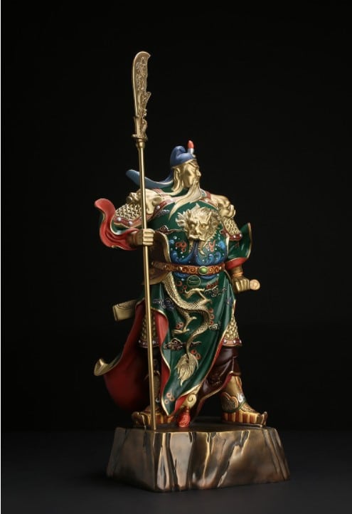 Dân buôn bán thường xuyên thờ cúng mẫu tượng Quan Công đọc sách để cầu may