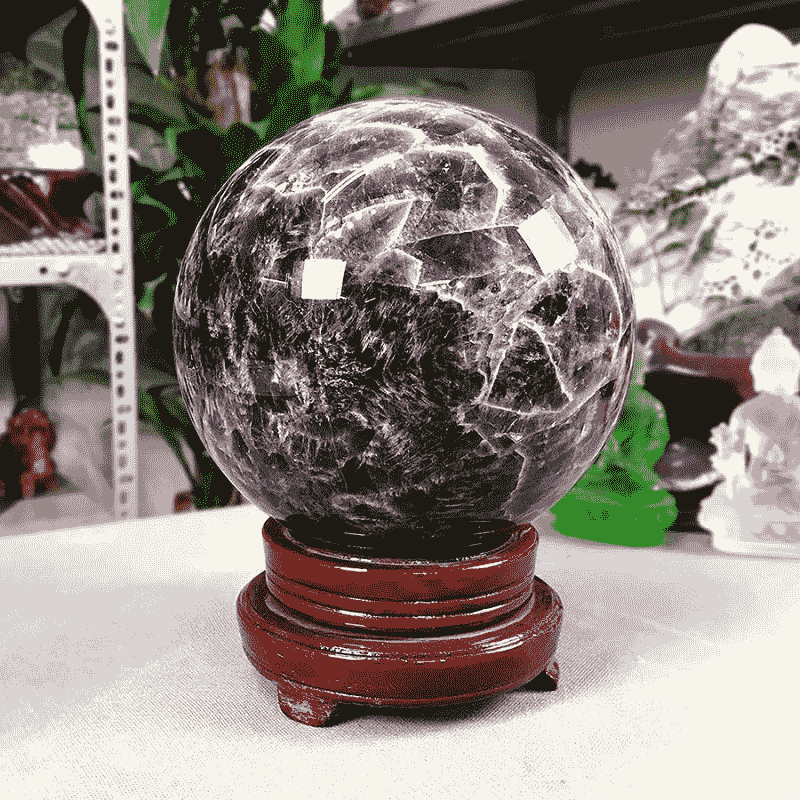Vị trí đặt quả cầu phong thủy trên bàn làm việc