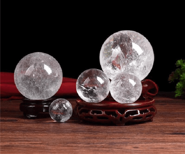 tuoi-nham-than-nen-dat-gi-tren-ban-lam-viec