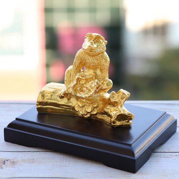 tuoi-nham-than-nen-dat-gi-tren-ban-lam-viec