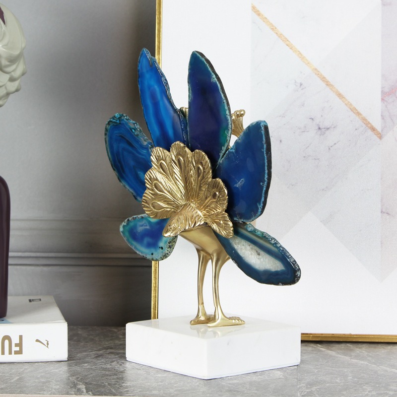 Con công bằng đồng kết hợp đá mã não tự nhiên