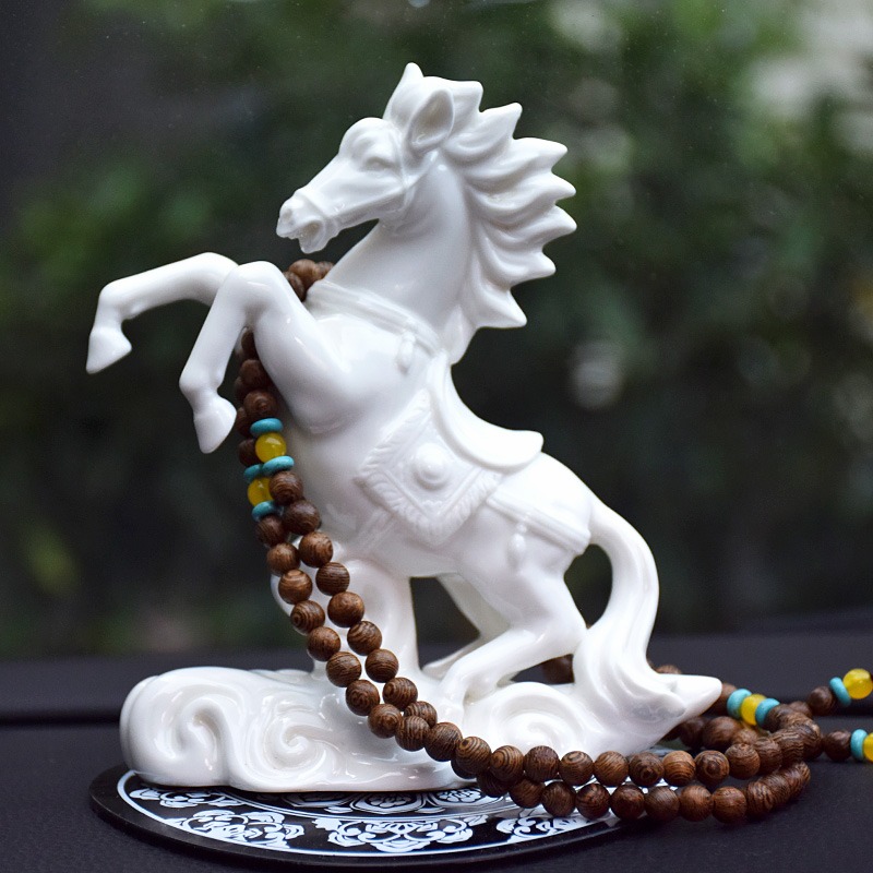 Tượng ngựa phong thủy trang trí oto