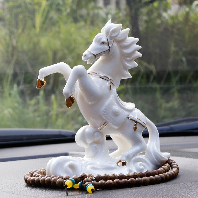 Tượng ngựa phong thủy trang trí oto