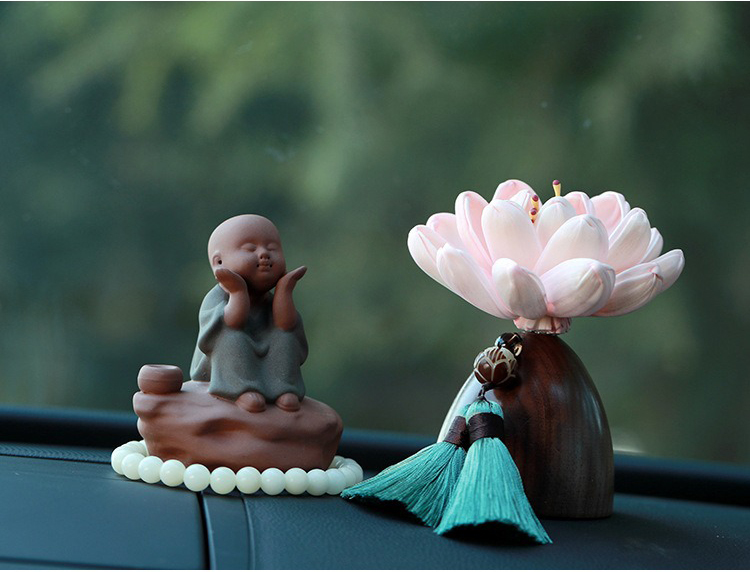 Tượng phật để oto kết hợp hoa sen