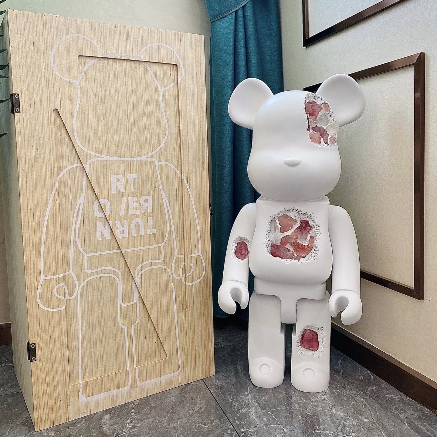 Tượng gấu Bearbrick bê khay mô hình gấu bồi bàn mã BB4403Y  vinafaminet