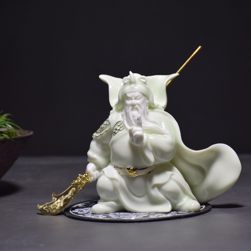 Tượng Quan Công đặt Taplo oto