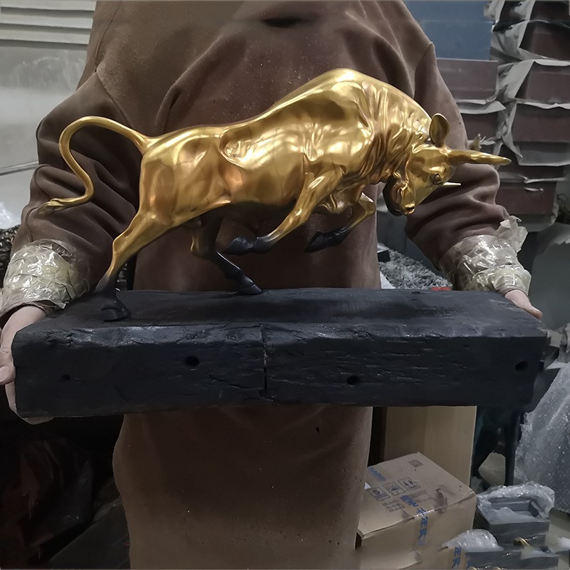 Tượng bò tót đồng đế gỗ lớn