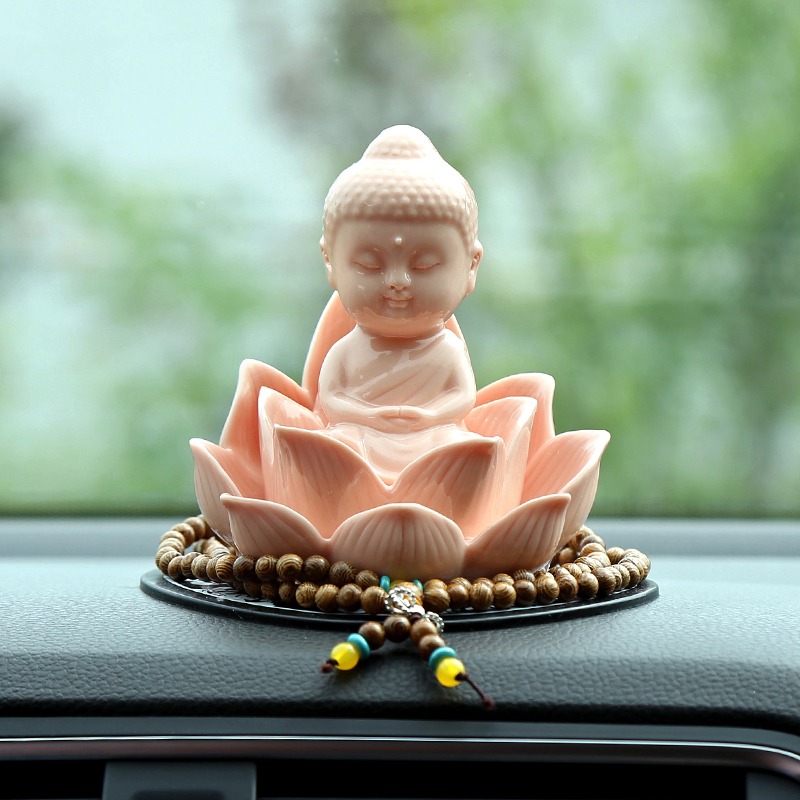 Tượng phật Như Lai tọa đài sen để trên oto