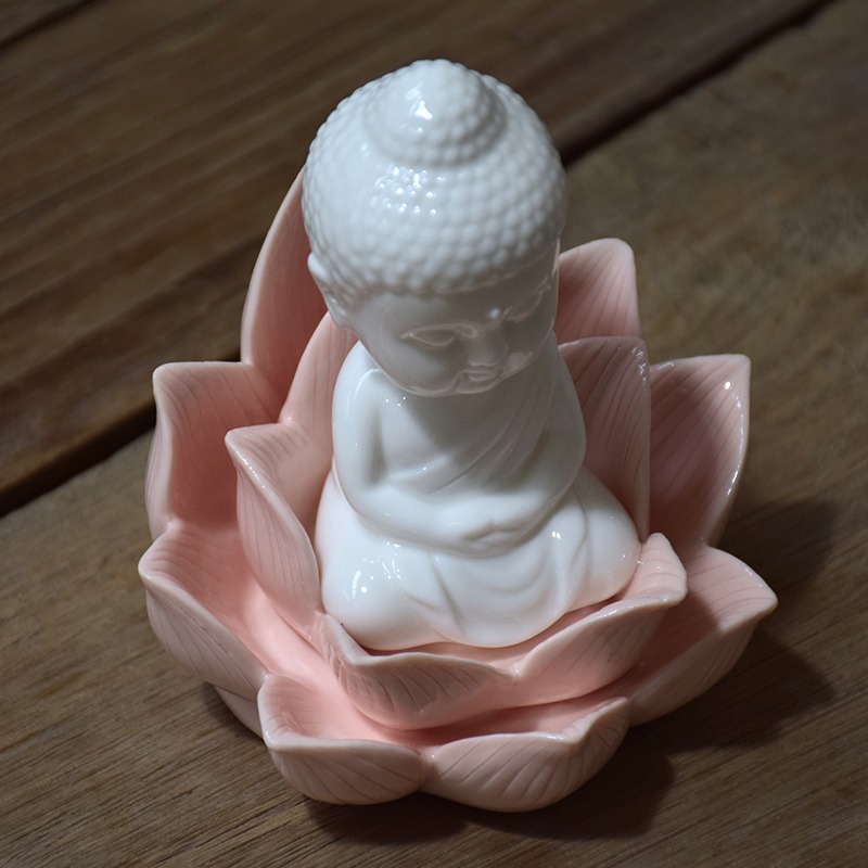 Tượng phật Như Lai tọa đài sen để trên oto