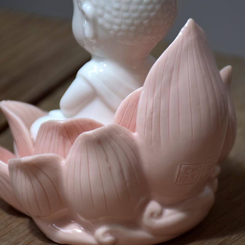 Tượng phật Như Lai tọa đài sen để trên oto