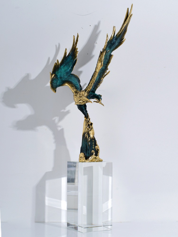 Tượng đại bàng tung cánh phong thủy