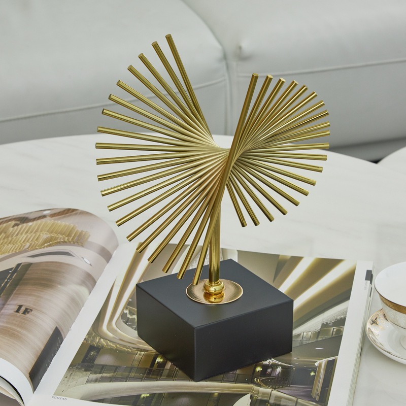 Kèn bay trang trí kệ tủ