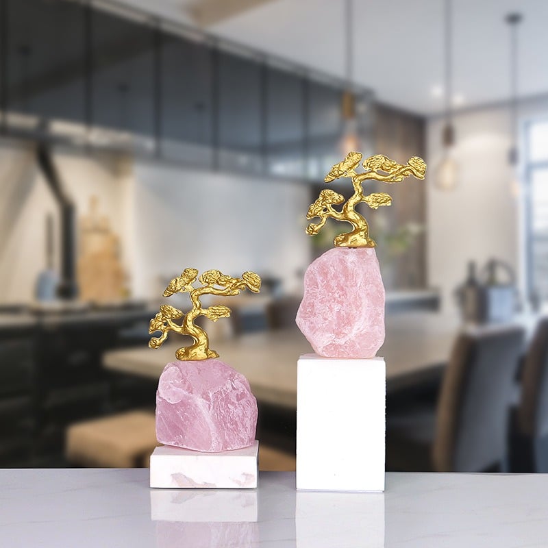 Cây tùng trên đá trang trí phòng khách