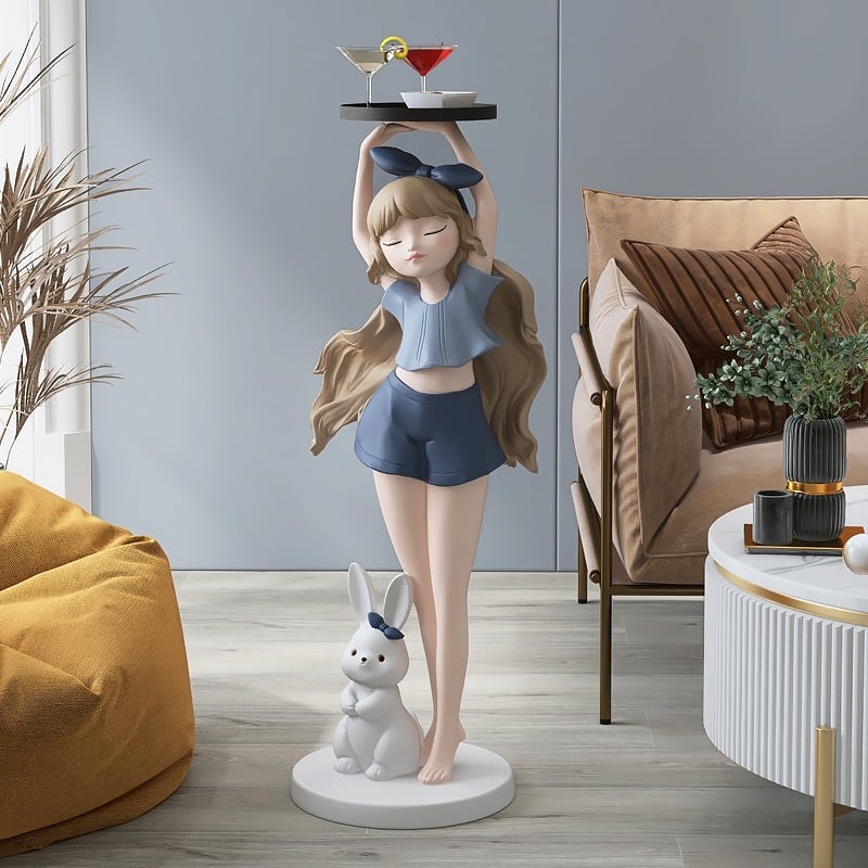 Cô gái bưng khay decor phòng khách