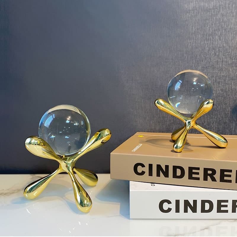 Quả cầu pha lê trang trí kệ sách thêm đẹp mắt