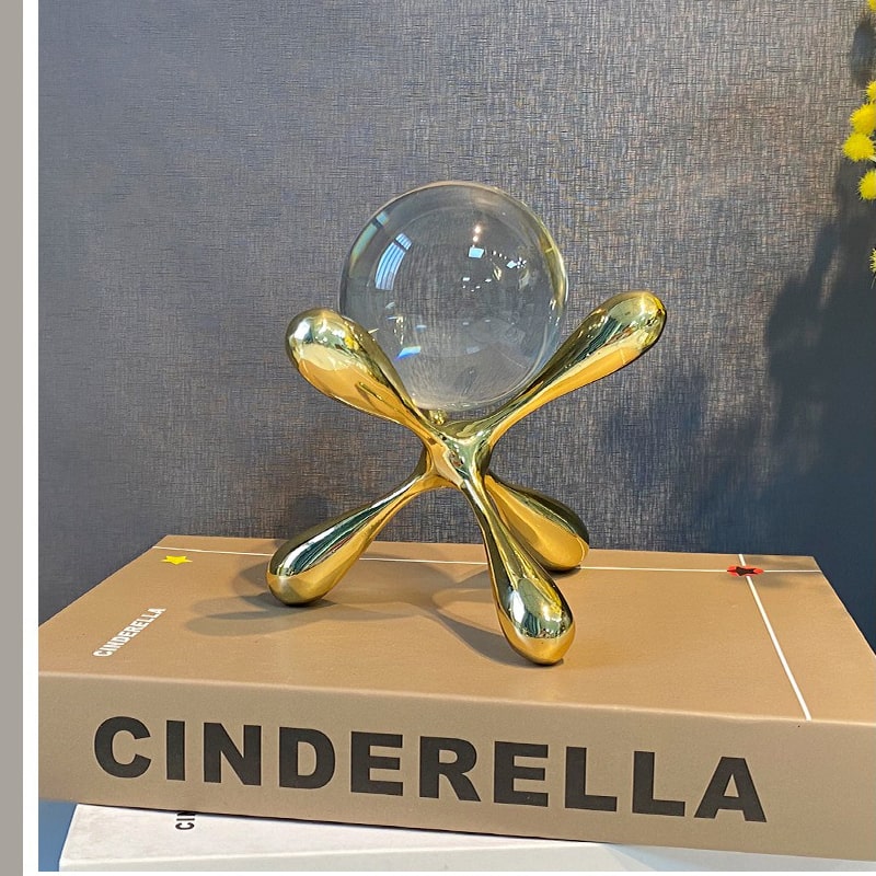 qua-cau-pha-le-trang-tri-ke-tivi 2 Quả cầu pha lê trang trí kệ sách thêm đẹp mắt