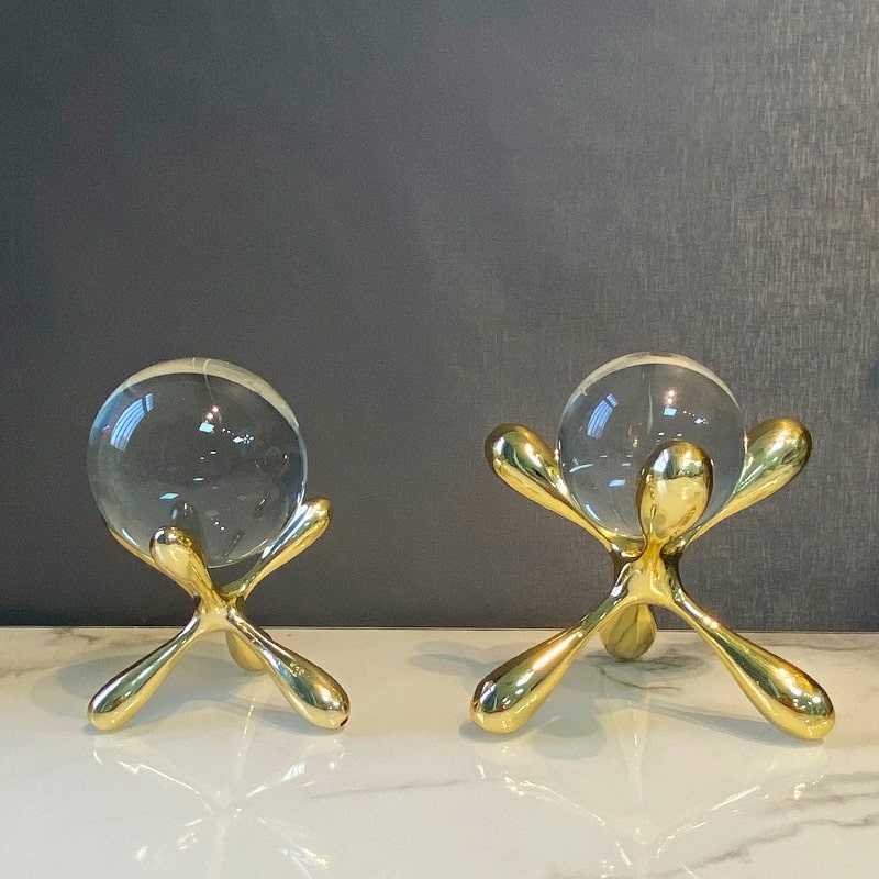 qua-cau-pha-le-trang-tri-ke-tivi 3 Quả cầu pha lê trang trí kệ sách thêm đẹp mắt