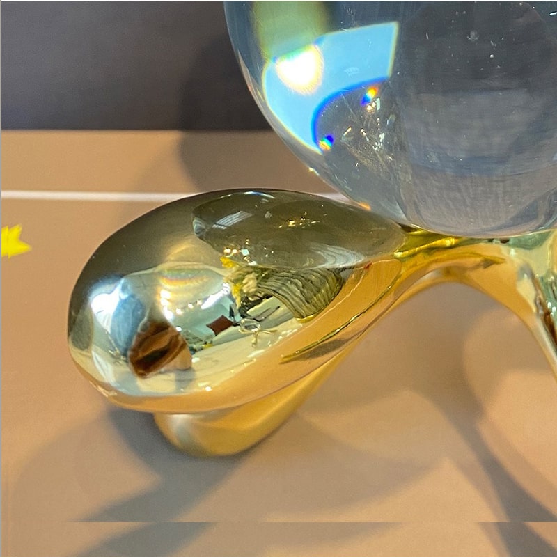 qua-cau-pha-le-trang-tri-ke-tivi 4 Quả cầu pha lê trang trí kệ sách thêm đẹp mắt