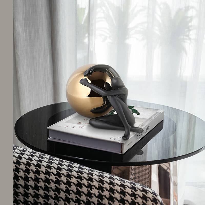 Tượng nghệ thuật ôm bóng trang trí