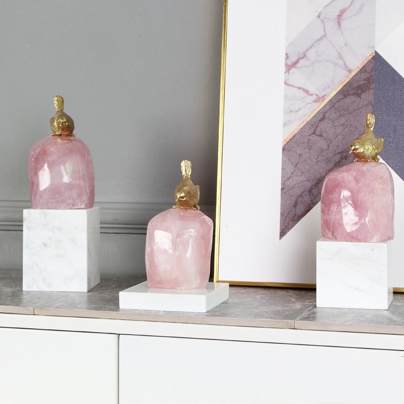 Chim vàng anh trên đá pha lê hồng