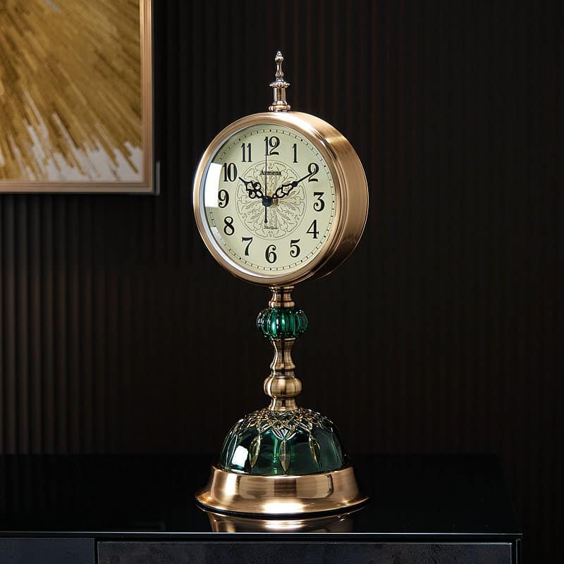 Đồng hồ để bàn kiểu cổ điển, sang trọng Đồng hồ để bàn kiểu cổ điển, sang trọng