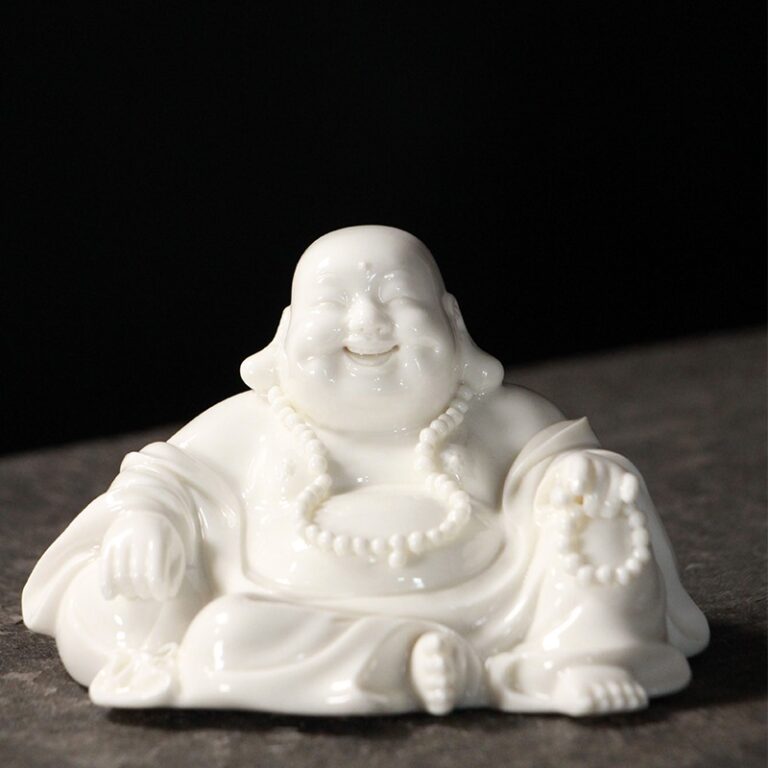 Tượng Di Lặc để xe hơi mang lại may mắn