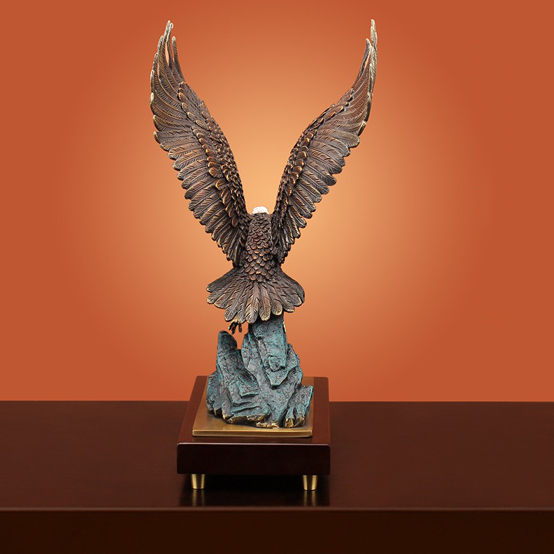 tuong-dai-bang-tung-canh 1 Tượng đại bàng tung cách mang lại may mắn