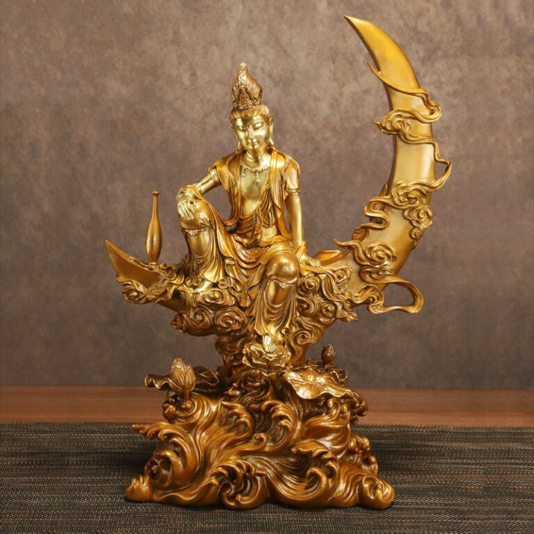 Tượng Quan Âm Bồ Tát trên cung trăng