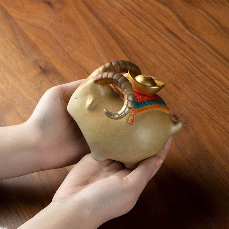 mua-tuong-de-phong-thuy-cong-tien-vang- Tượng dê cõng vàng tài lộc để bàn bằng đồng