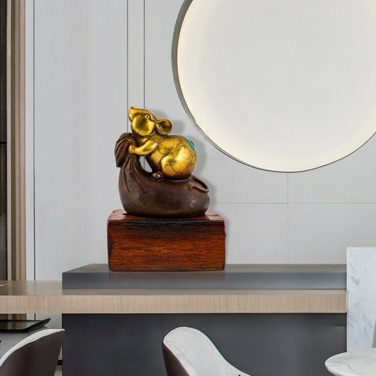 Tượng chuột ôm túi tiền chất liệu đồng