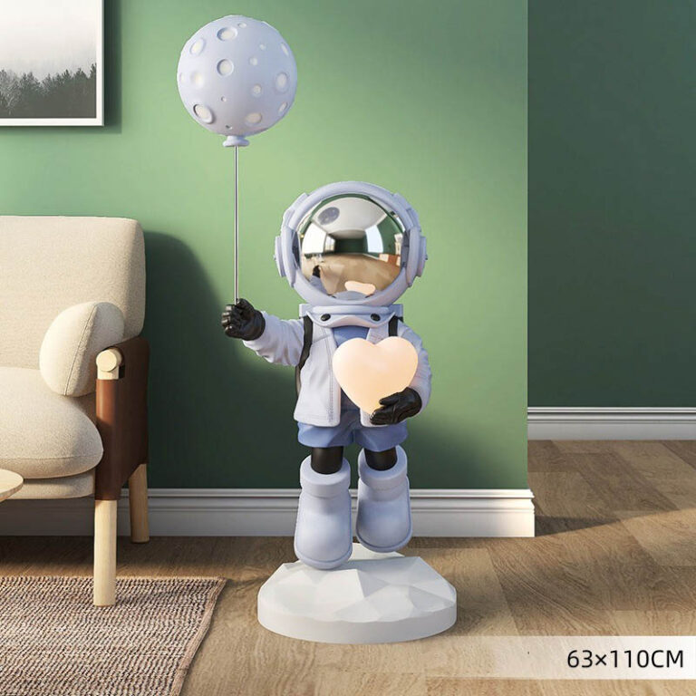 Tượng phi hành gia ôm bóng trái tim để sàn phòng khách
