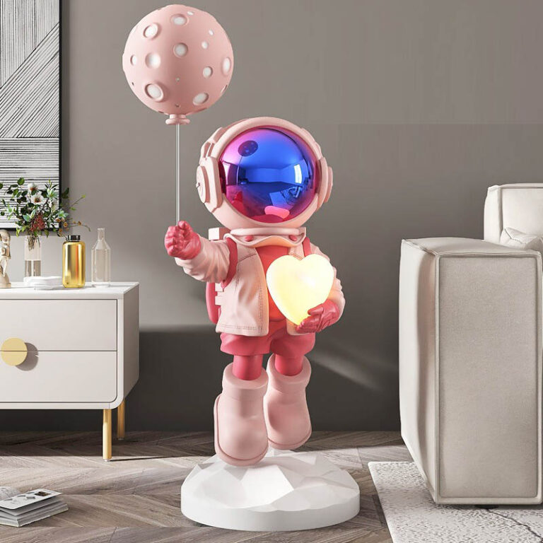 tuong-phi-hanh-gia-mau-hong-om-trai-tim-768x768 Tượng phi hành gia ôm bóng trái tim để sàn phòng khách