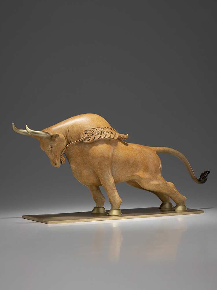 bo-tot-ngam-tien-vang-4 Tượng bò tót ngậm tiền vàng phong thủy