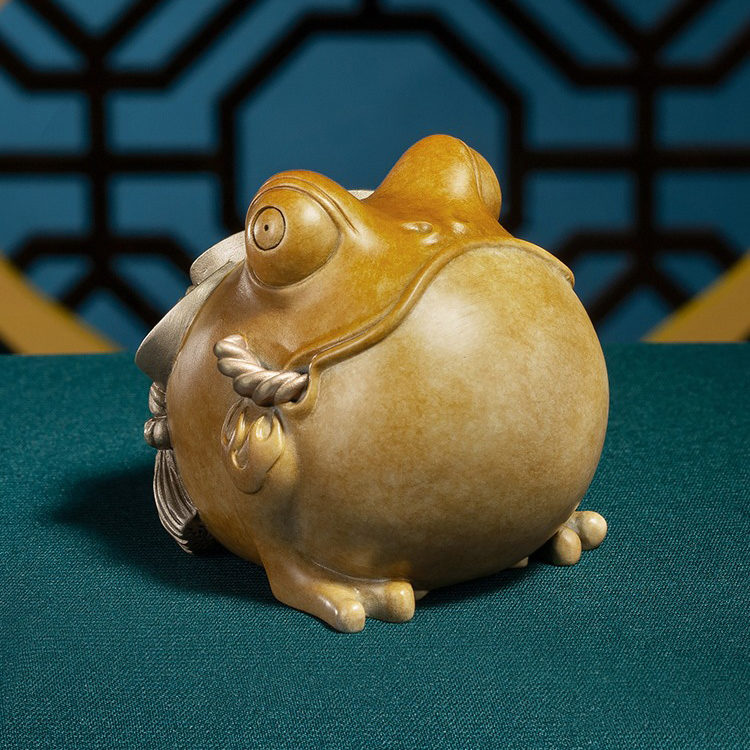 Cóc thiềm thừ trên bàn thờ thần tài