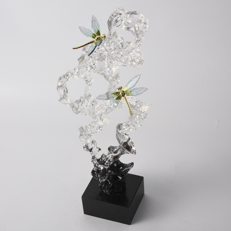 Decor chuồn chuồn trên đá