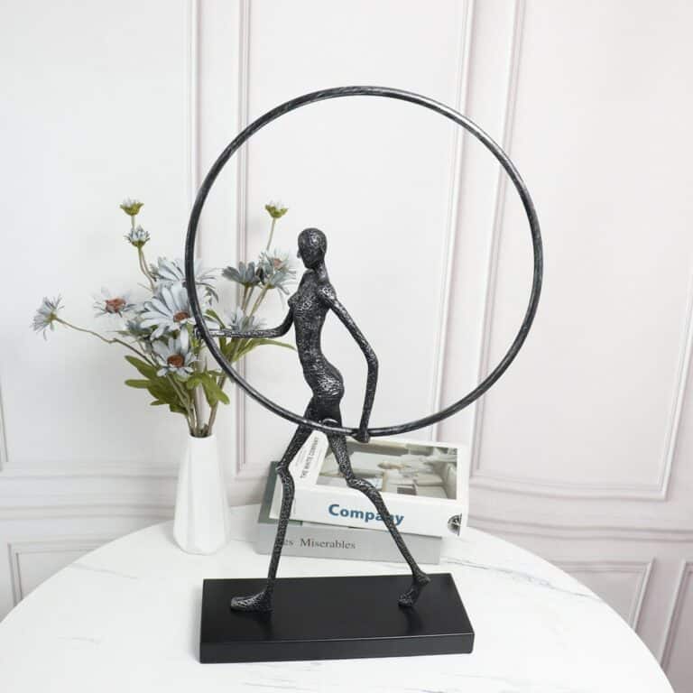 tuong-nguoi-cam-hinh-khoi-1-4-768x768 Tượng người cầm hình khối CD929