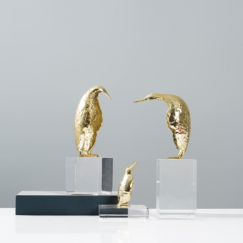 bo-tuong-chim-canh-cut-vang-5 Bộ Tượng Chim Cánh Cụt Vàng Trang Trí Độc Đáo