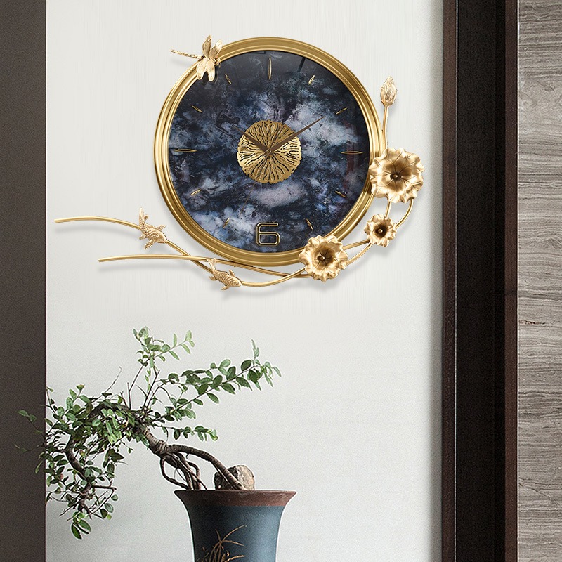 dong-ho-bang-dong-sang-trong-2 Đồng Hồ Treo Tường Hoa Sen Vàng