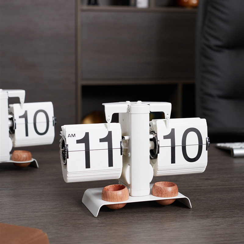 Đồng Hồ Lật Kết Hợp Giữa Cổ Điển Và Hiện Đại