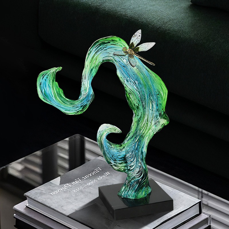 Tượng Chuồn Chuồn Lạc Lối Trong Dòng Xanh Nghệ Thuật