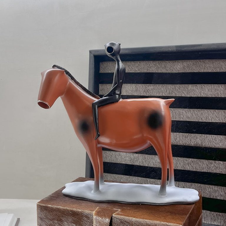 mo-hinh-nguoi-lu-hanh-tren-lung-ngua-4-768x768-1 Tượng Người Lữ Hành Phong Cách Tối Giản