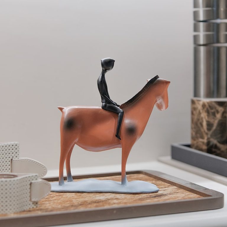 mo-hinh-nguoi-lu-hanh-tren-lung-ngua-5-768x768-1 Tượng Người Lữ Hành Phong Cách Tối Giản