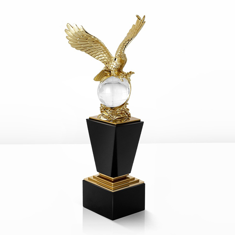 tuong-dai-bang-bay-ban-lam-viec-3 Tượng Đại Bàng Tinh Anh Trên Quả Cầu